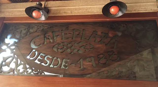 Rótulo de madera tallada con la inscripción Café Plaza, desde 1988