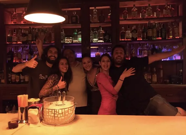 Grupo de seis personas sonriendo detrás de la barra de El Plaza